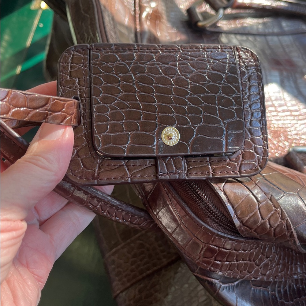 Elegant Brown Crocodile-Embossed Women's Bag - Picture 3 of 6